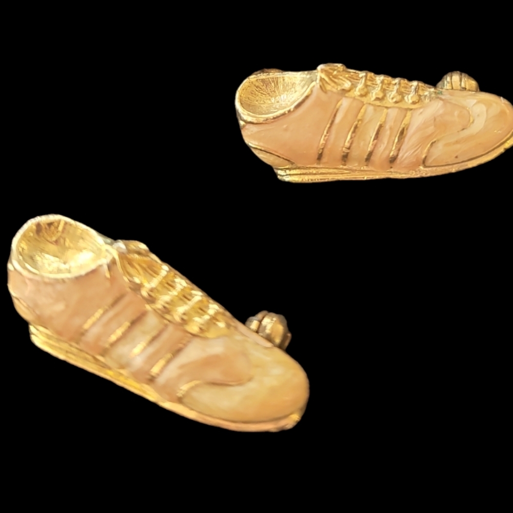 Shoe pins gold